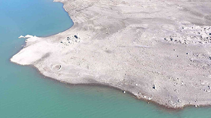 Adana’nın Kozan ilçesinde baraj gölünün sularının kuraklık ile birlikte çekilmesi tarihi yapıları gün ortaya çıkardı. Yıllar sonra ilk kez gün yüzüne çıkan tarihi yapılar İhlas Haber Ajansı tarafından havadan drone ile görüntülendi. 
