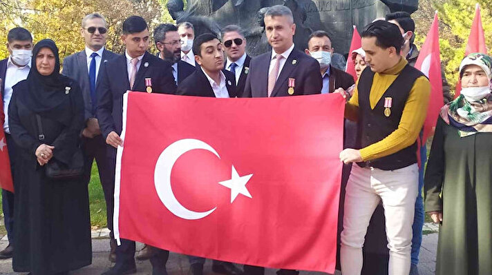 "İSTİFAYA DAVET EDİYORUZ"<br><br>Sinop'ta şehit yakınları ve gaziler, Bingöl'de şehidin ağabeyine küfreden İYİ Parti Milletvekili Lütfü Türkkan'a tepki gösterdi.<br><br>Sinop Şehit ve Gazi Aileleri Yardımlaşma ve Dayanışma Derneği Başkanı Mehmet Özgen, gaziler ve şehit aileleri olarak dimdik ayakta ve nöbette olduklarını dile getirdi.<br><br>Özgen, şunları dile getirdi:<br><br>"Bu büyük milletin asıl unsurları olan bizler, bu kişi ve onun gibilere asla prim vermeyiz. Bu kişiyi milletvekilliğinden istifaya ve soyadındaki Türk ismini değiştirmeye davet ediyoruz. Sen, siyaset yapacaksın diye milletle alay edemez, dalga geçemezsin. Biz gaziler ve şehit yakınları olarak buna asla müsaade etmeyiz."<br><br>Özgen'in yanı sıra basın açıklamasına katılan şehit yakınları da Türkkan'a tepki göstererek istifaya davet etti.