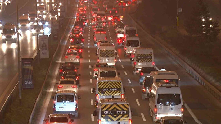 İstanbul’da haftanın ilk iş ve okul gününde trafik yoğunluğu erken saatlerden itibaren etkili olmaya başladı.