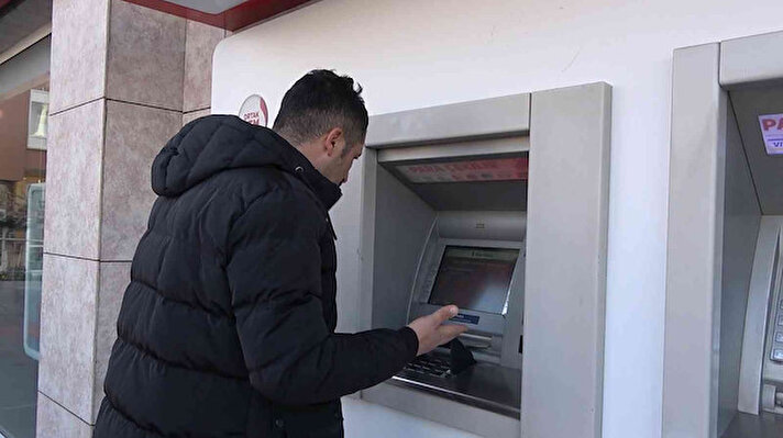 Kırıkkale'de yaşayan Emre Akçeşme (36), cüzi bir miktardaki parasını çekmek için ATM'ye gitti, hesabına yatırılan 600 bin Türk lirasını görünce şoke oldu.