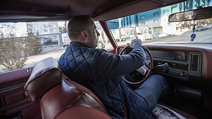 Klasik araba tutkunu Haluk Ertek (43), 20 yıl boyunca takip ettiği merhum Alparslan Türkeş'in 1973 model Chevrolet Caprice Classic arabasını 4 yıl önce Bursa'dan aldı.<br><br>
