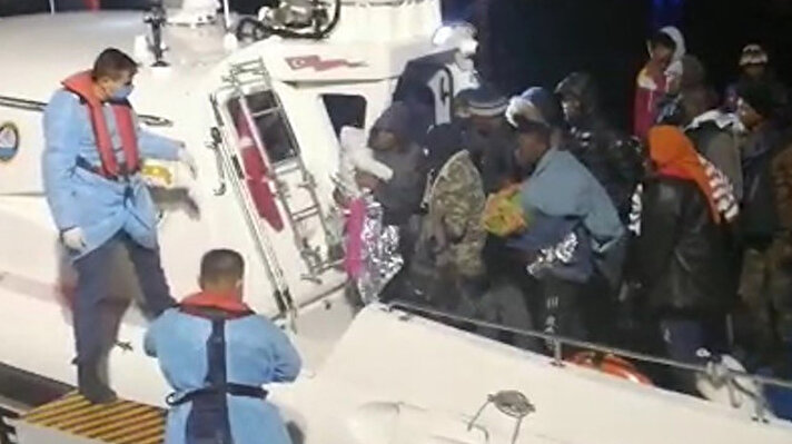 Sahil Güvenlik Komutanlığı ekipleri, 5 Kasım saat 07.00 sıralarında, Çeşme ilçesi açıklarında lastik bot içerisinde bir grup düzensiz göçmen olduğu bilgisinin alınması üzerine çalışma başlattı. Yunanistan unsurlarınca Türk kara sularına geri itildiği belirlenen lastik bot içerisindeki 16 düzensiz göçmen, görevlendirilen Sahil Güvenlik botu tarafından kurtarıldı.