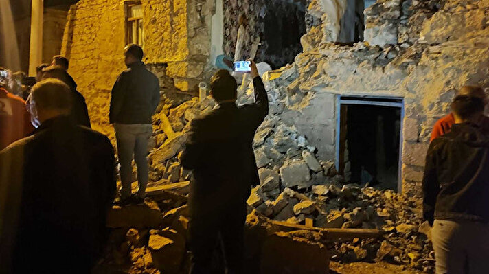 AFAD Deprem Dairesi Başkanlığı verilerine göre, saat 20.43’te yaşanan 5.1 büyüklüğündeki depremin ardından artçılar devam etti. Saat 00.52’ye kadar 30 artçı deprem kaydedildi.