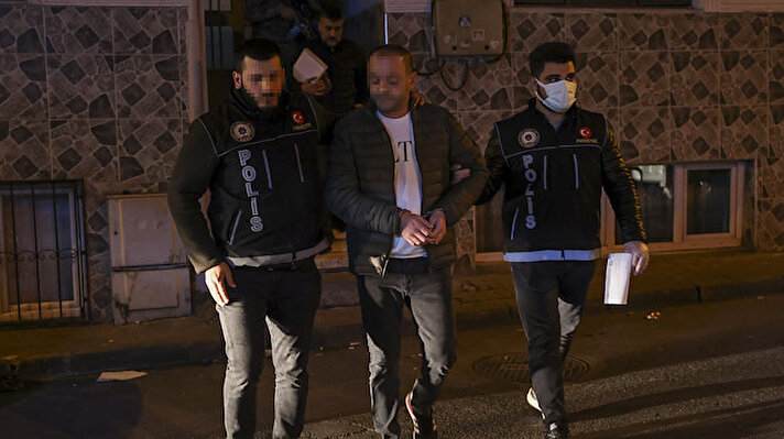 İstanbul Emniyet Müdürlüğü Narkotik Suçlarla Mücadele Şube Müdürlüğü ekipleri, sokaklarda uyuşturucu sattıkları belirlenen ve torbacı olarak adlandırılan şüphelilere yönelik il genelinde operasyon düzenledi. 