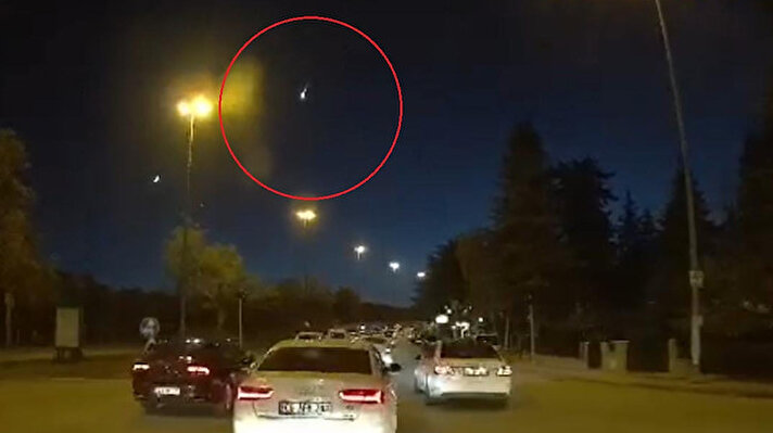 Ankara'nın birçok ilçesinde ve çevre illerde görülen ışık hüzmesi vatandaşlarda heyecan yaratırken, akıllara 'Meteor mu?' sorusunu getirdi.