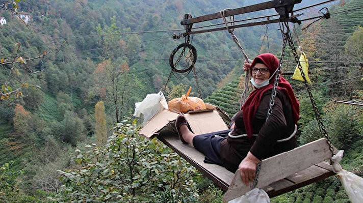 Rize’nin merkez Dağınıksu Mahallesi’nde yaşayan aileler arazilerine yol gitmediği için teleferikle ulaşım sağlıyorlar. Yaklaşık 450 metre uzunlukta 200-300 metre yükseklikteki teleferikle arazilerine giden mahalle sakinlerinin hayatları çelik bir tele bağlı. Sel nedeniyle patika yolların kapanmasıyla tek ulaşım aracı olan teleferiği kullanan mahalle sakinlerinin yolculuğu yürekleri ağızlara getiriyor. Dualar okuyarak teleferik yolculuğu yapan mahalle sakinleri bir an önce yol sorunun çözülmesini istiyor.