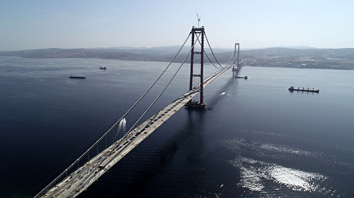 Cumhurbaşkanı Recep Tayyip Erdoğan tarafından 18 Mart 2017'de temeli atılan '1915 Çanakkale Köprüsü'nün büyük bölümü, 5 bine yakın çalışanla 24 saat aralıksız devam eden çalışmalar sonucu 4,5 yılda tamamlandı. 2023 metrelik orta açıklığıyla Cumhuriyet'in 100'üncü kuruluş yılını simgelediği gibi 'dünyanın en uzun orta açıklığa sahip asma köprüsü unvanı'nı da alacak 1915 Çanakkale Köprüsü'nün 318 metre yüksekliğindeki kuleleri ise Çanakkale Deniz Zaferi'nin kazanıldığı tarih olan 18 Mart'ı simgeliyor.