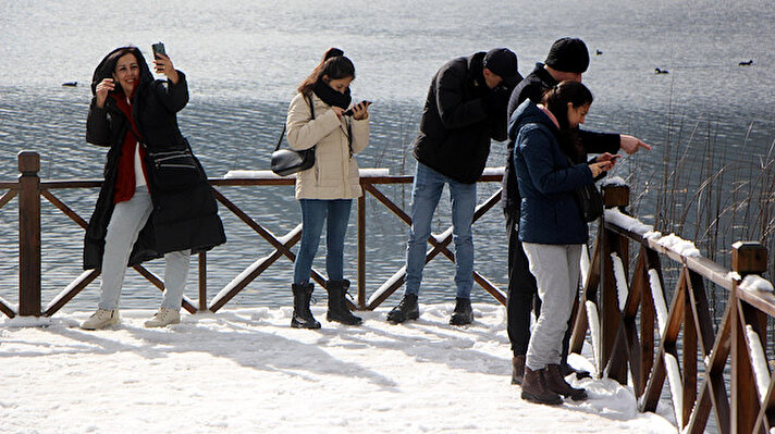 Abant Tabiat Parkı, bu sabah etkili olan kar yağışı sonrası beyaz örtüyle kaplanırken, güzel manzaralar ortaya çıktı. Tatilciler, Abant Gölü çevresinde yürüyüp, fotoğraf çektirdi.