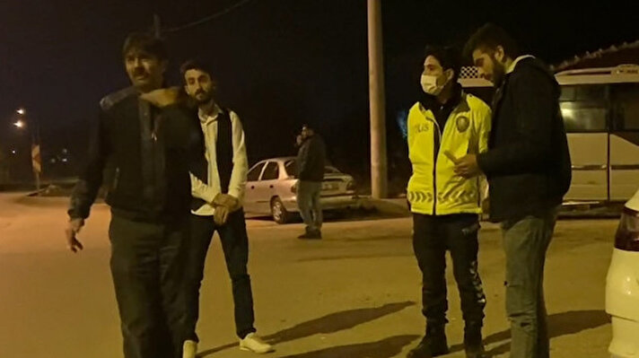 İnegöl Emniyet Müdürlüğü Trafik Büro Amirliği ekipleri Ahmet Türkel Çevre Yolu üzerinde uygulama yaptı. Yoldan geçen Berat K. yönetimindeki 38 RV 828 plakalı otomobili durduran polis, ehliyet ve aracın belgelerini istedi. 