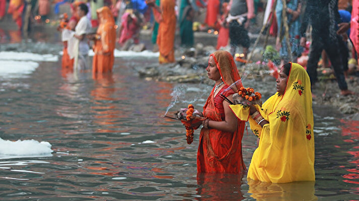 CNN’in haberine göre, Yamuna Nehri’nde bazı vatandaşların, kar görüntüsüne benzer zehirli köpüğe rağmen dini ritüellerini gerçekleştirmek üzere nehirde yıkandığı kaydedildi.<br><br>