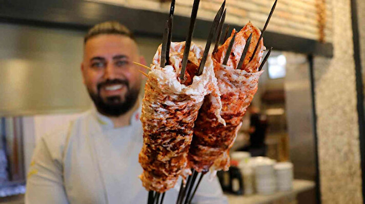 Adana'daki Cihangir Kebap'ın sahibi Cihangir Korkmaz, 4 sene önce ciğer kebabını farklı bir lezzette sunmak istedi.