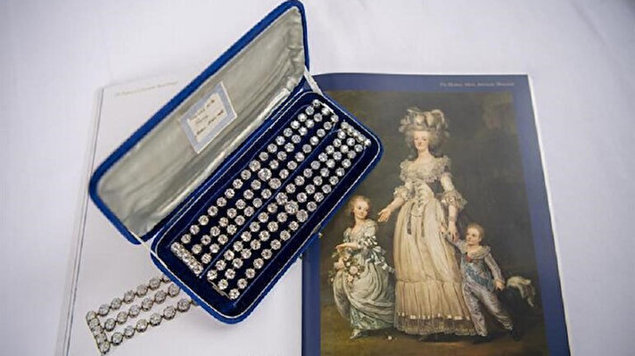 ​Bir zamanlar Fransa Kraliçesi Marie Antoinette'in sahip olduğu Elmas bileklikler İsviçre'de düzenlenen bir müzayedede 8 milyon dolara satıldı.