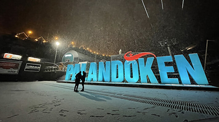 Türkiye'nin önemli kış turizm merkezlerinden Erzurum'daki Palandöken Kayak Merkezi kar yağışıyla beyaz örtüyle kapladı.