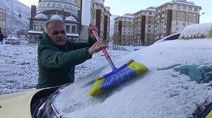 Meteoroloji’nin soğuk hava ve kar uyarısı yaptığı Doğu Anadolu'nun kuzeyinde dün gece kar yağışı etkili oldu. Erzurum'da gece geç saatlerde kar yağışı başladı. Kent merkezinde az miktarda yağan kar, yüksek kesimleri ise beyaza bürüdü. Kar kalınlığının 10 santimetreye ulaştığı Palandöken'de buzlanmaya karşı Büyükşehir Belediyesi’ne ait iş makineleri yolda tuzlama çalışması yaptı.
