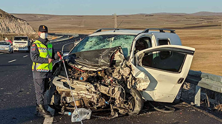 Ardahan’da meydana gelen trafik kazasında iki otomobil kafa kafaya çarpıştı. 