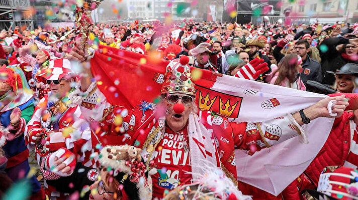 Almanya’da korona virüs salgınında rekor seviyeye ulaşan günlük vaka sayıları, karnaval sezonuna engel olamadı.
