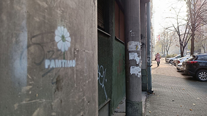 Sırbistan İnsan Hakları Gençlik Hareketi (YIHR) tarafından kaldırılmak istenen ancak İçişleri Bakanlığının koruma altına aldığı duvar resmine kireç dökülmesinin ardından gerginliğin devam ettiği Belgrad'da toplanan kalabalık, Sırbistan'ın savaş suçlularını koruyan tavrını kınadı.<br><br>