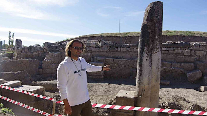 Kütahya Dumlupınar Üniversitesi tarafından sürdürülen kazı çalışmalarında, antik kentin en önemli alanlarından olan ’Agora’nın giriş kapısı ve mermer zemini bulundu. <br>