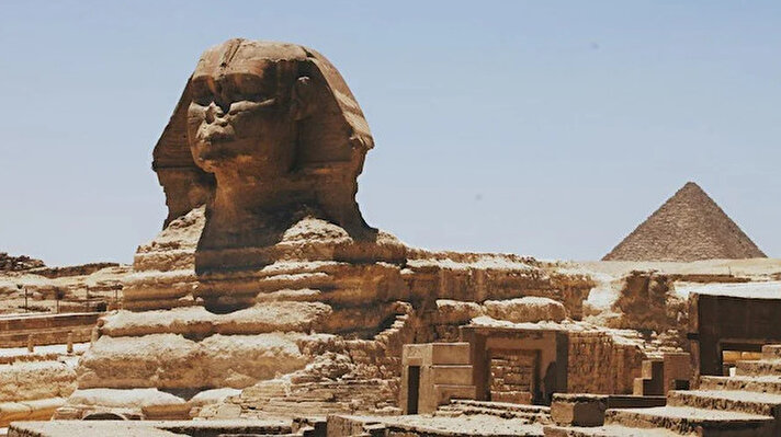 Mısır çölünde çalışma yapan arkeologlar, son 50 yılın en büyük keşfini gerçekleştirdiklerini açıkladı.<br><br> Uluslararası arkeolog ekibi tarafından yapılan çalışmada, kayıp durumunda olan dört güneş tapınağından birinin ortaya çıkarıldığı belirtildi.