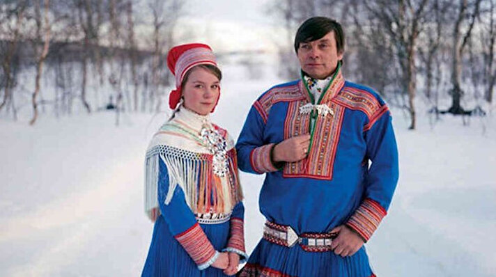 Samiler, kültürlerini ve kimliklerini korumak için mücadele veriyor. Temel geçim kaynağı ren geyiği yetiştiriciliği olan Samiler, Norveç'te bu nedenle büyük sıkıntı çekiyor.<br><br>Samiler, yaşadıkları bölgede kurulan Avrupa'nın en büyük karaüstü rüzgar türbinleri nedeniyle geleneksel geçim kaynakları olan ren geyiği yetiştiriciliğini yapamadıklarını savunuyor.