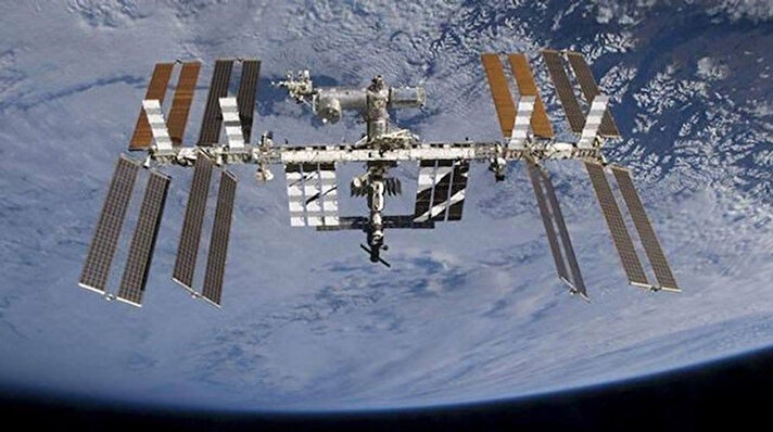 Uluslararası Uzay İstasyonu, uzay çöpü kaynaklı bir çarpışmaya daha müdahale etmek zorunda kaldı.<br><br>Gemide bir astronot ve kozmonot mürettebatı varken, acil bir yörünge değişikliğine gidildi.