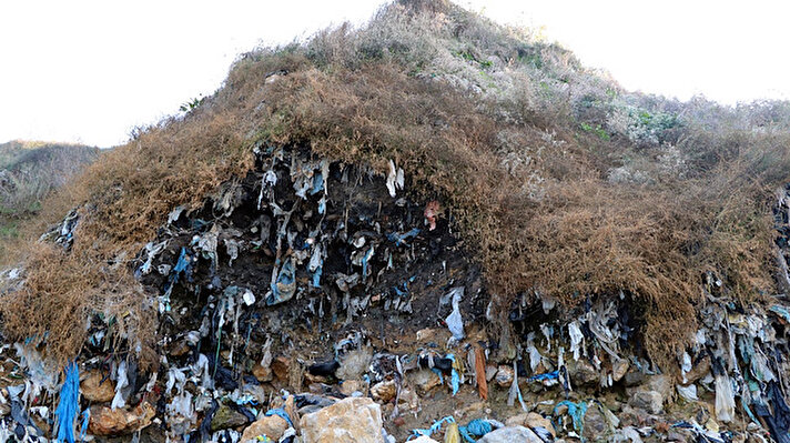 TEMA Zonguldak Temsilcisi Berran Aydan, dalgaların çöp dağının altını oyarak evsel ve tıbbi atıkların denize karışmasına neden olduğunu, Karadeniz'in yıllardır bu şekilde kirlendiğini söyledi.
