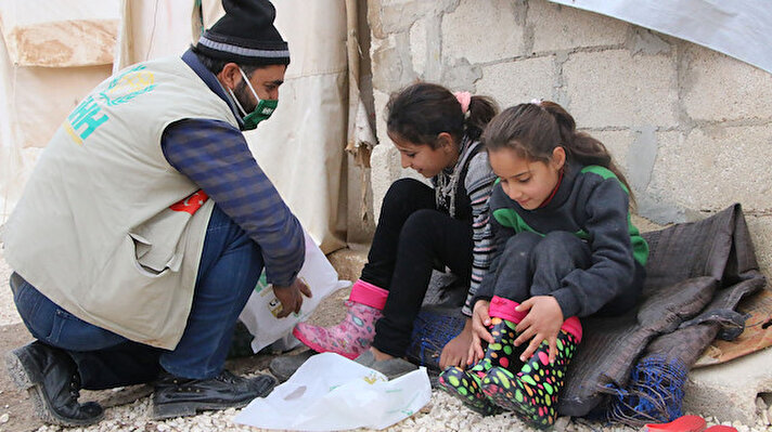Vakıftan yapılan açıklamaya göre, İHH, Suriye'de maddi imkansızlıklar sebebiyle bot, mont, battaniye, soba ve kömüre ulaşamayan yüz binlerce aileyi dondurucu soğuklara karşı yalnız bırakmayacak.<br><br>