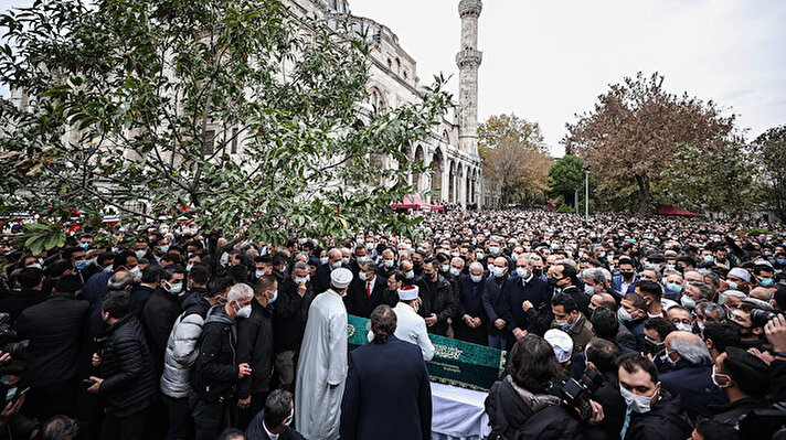 Şair, yazar Sezai Karakoç dün İstanbul'daki evinde 88 yaşında yaşamını yitirdi. Karakoç için bugün ikindi vakti şiirine konu ettiği Şehzadebaşı Camii'nde tören düzenlendi. 