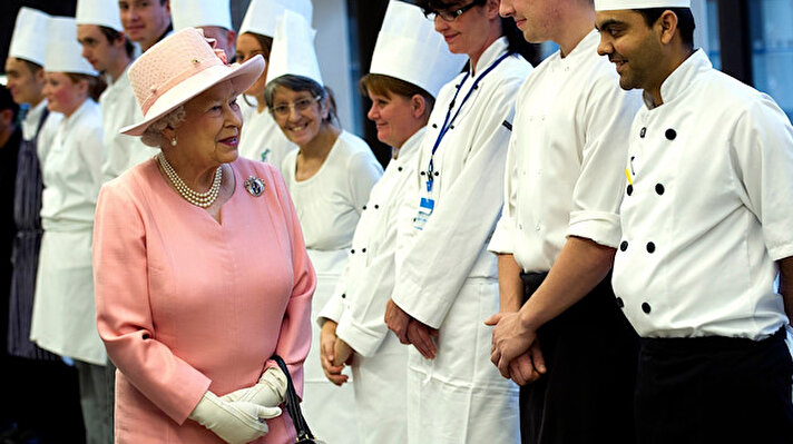 Son dönemde sağlık sorunları nedeniyle pek çok etkinliğe katılamayan İngiltere Kraliçesi 2. Elizabeth'in aşçısı, mutfağı anlattı.<br>