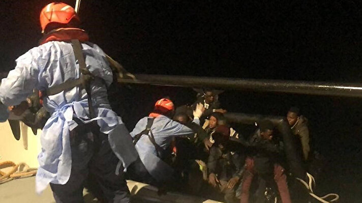 Kuşadası ilçesi açıklarında iki ayrı olayda Yunan unsurları tarafından can salları ve lastik bot içerisinde ölüme terk edilen 62 düzensiz göçmen Türk Sahil Güvenlik ekipleri tarafından kurtarılarak karaya çıkarıldı. 