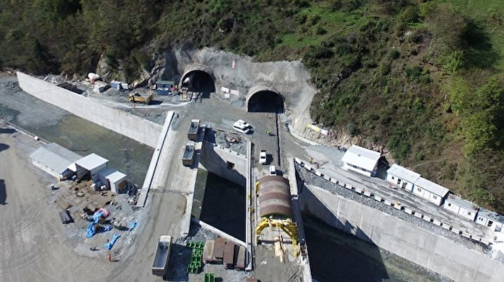 Trabzon-Gümüşhane kara yolu üzerinde yapımı devam eden yeni Zigana Tüneli Projesi'nde yüzde 97 oranında kazı çalışması tamamlanırken, tünel tamamlandığında Trabzon ile Gümüşhane arası araçla 1,5 saat olan ulaşım 40 dakikaya düşecek.<br>