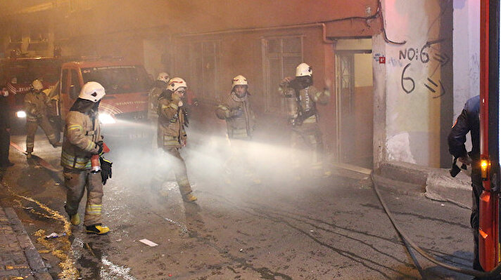 Yangın, Piyalepaşa Mahallesi Candan Sokak'taki iki gecekonduda saat 06.00 sıralarında meydana geldi.