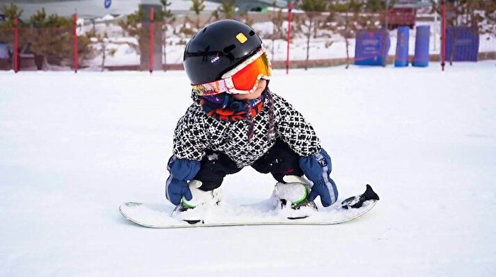 Hebei eyaletinde 11 aylık kız çocuğu, ailesiyle birlikte kayak merkezine gitti.<br><br>