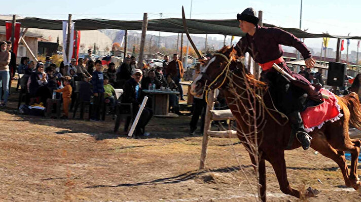 Kayseri'de Cengaver Atlı Okçuluk Kulübü'nde, Sivas, Hatay, İstanbul ve Ankara'dan yaklaşık 20'ye yakın atlı okçuluk sporcusunun katıldığı yarışma düzenlendi. 