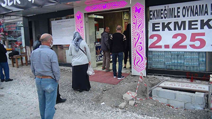 Serik ilçesinde ’Maliyetlere göğüs gerecek gücüm var’ deyip etmek fiyatına zam yapmayan fırıncı ekmeği adeta yok satıyor. Ekmeğe hem zam yapmayan hem de ’ekmeğimle oynamayın’ afişi asarak meslektaşlarına mesaj gönderen Özkan Okatan, "Biz kampanyamıza devam ettiriyoruz. 8 ay önce sürdürdüğümüz istikrarlı gidişi sürdürmeye devam ediyoruz. Ekmek bizde 2.25 lira ve gramajı aynı 250 gram. Biz daha önce başlattık bu kampanyayı. Çünkü halkımıza söz verdik. 50-75 kuruş geriden geleceğiz diye. Sözümüzün arkasındayız ve sözümüzü tutuyoruz. Her şeye göğüs gerecek gücümüz var çok şükür" dedi.