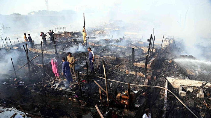 Pakistan liman kenti Karaçi’deki Teen Hatti Köprüsü'nün altındaki barınaklarda yangın çıktı.