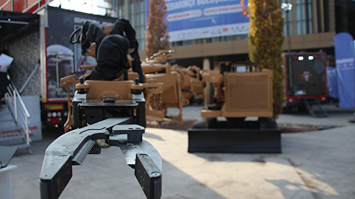 Türk Silahlı Kuvvetleri'nin (TSK) envanterine de giren robotik kol, uzaktan kumanda ve özel eldivenle kullanıcısına operasyonda yüksek kabiliyet sağlıyor.<br><br>EYP tespit ve imhasında personel güvenliğini üst seviyeye taşıyan robot kol, 8 metreden tehdit unsurlarına müdahale edebiliyor.