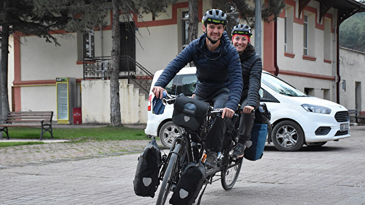Fransa'da yaşayan mühendis çift Mathiue Tournier (30) ve Mathilde Poisson (29), ülkelerinden başladıkları tur kapsamında Türkiye'de ilk olarak Antalya'yı gezdi.<br><br>