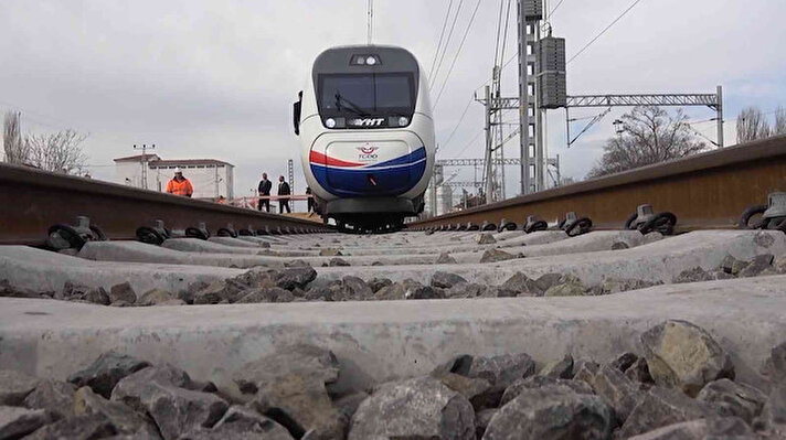 Ankara-Sivas Yüksek Hızlı Tren Hattı (YHT) projesinde çalışmalar devam ediyor. Ankara-Sivas arasındaki ulaşımı 12 saatten, 2 saate düşürecek olan projede çalışmalar yüzde 95 seviyesine ulaştı. 