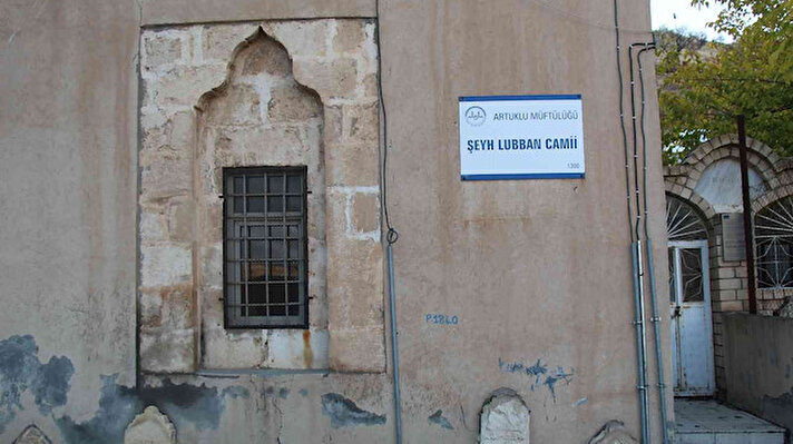 Artuklu ilçesinde bulunan ve asırlık bir cami olduğu belirtilen Şeyh Lübban Camii'nin duvar dibinde bulunan mezar taşları, görenlerin dikkatini çekiyor. 