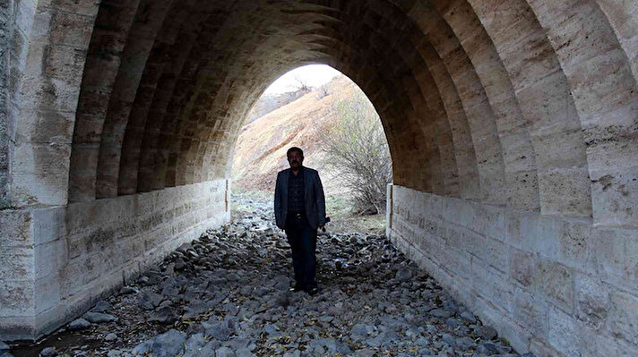 Sivas'ın Kangal ilçesine bağlı Alacahan köyü yakınlarında bulunan tarihi Halil Rıfat Paşa köprüsü ilginç mimarisiyle dikkat çekiyor.