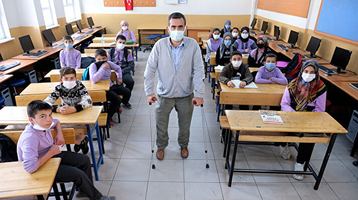 Din Kültürü ve Ahlak Bilgisi öğretmeni Halil Öztemel, ilk görev yeri olan Erciş ilçesinde 23 Ekim 2011’de arkadaşlarıyla kafede otururken 7.2 büyüklüğündeki depreme yakalandı.