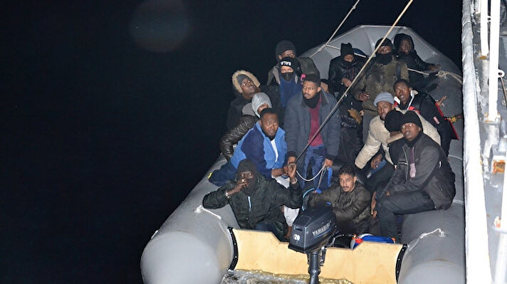 Sahil Güvenlik Komutanlığı ekipleri, 22-23 Kasım tarihlerinde Çeşme ilçesi açıklarında Yunanistan unsurlarınca Türk kara sularına geri itildikleri tespit edilen lastik botlar içerisindeki 48 düzensiz göçmeni kurtarırken, yine lastik bot ile yasa dışı yollardan yurt dışına çıkmaya çalışan 25 düzensiz göçmeni de yakaladı. 