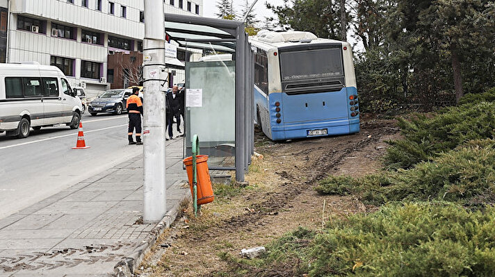 Aytekin Gödek idaresindeki 06 AG 076 plakalı Özel Halk Otobüsü, Simon Bolivar Bulvarı'nda seyir halindeyken sistem arızası nedeniyle gaz pedalı takılı kaldı ve frenleri tutmadı. Gödek, durakta bekleyen yolculara çarpmamak için durağın arkasındaki Anayasa Parkı'na girdi.<br>