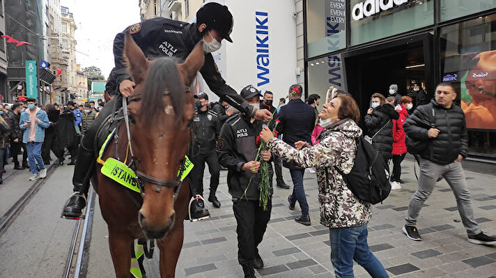 İstanbul Emniyet Müdürlüğü ekipleri, Taksim ile Galatasaray meydanları arasında, kadına şiddetle mücadelede toplumsal farkındalık oluşturulmasına katkı sağlamak amacıyla kadınlara çiçek takdim etti.