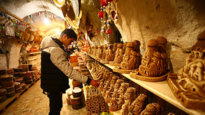 إقبال سياحي على ورش صناعة الفخار في نوشهير التركية