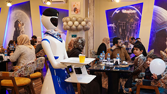 Musul kent merkezinde kısa süre önce açılan restoranda hizmet vermeye başlayan robot garsonlar ilgiyle karşılandı.<br><br>
