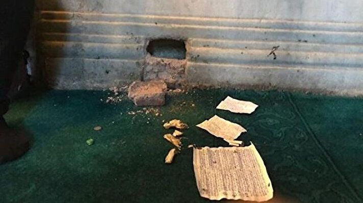 Ayasofya Camii'nde kırılan taşın arkasında 5 parça Runik alfabesi olduğu iddia edilen yazı ve çizimlerin bulunduğu kağıtlar tespit edildi.<br>