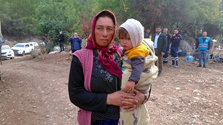 3yaşındaki Müslüme Yağal, Mersin'in Gülnar ilçesinde 10 Kasım günü kırsal alanda çadır kuran ailesinin yanından kaybolmuştu. Arama çalışmalarının 10. gününde küçük kızın cansız bedeni kaybolduğu yerin 7 kilometre uzağında bulundu.<br><br>