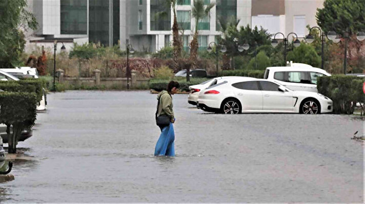 Meteoroloji Genel Müdürlüğü’nün Antalya için yaptığı sağanak yağmur uyarısının ardından turizm kenti Antalya sabah saatlerinden itibaren şiddetli yağmurun etkisi altında kaldı. 